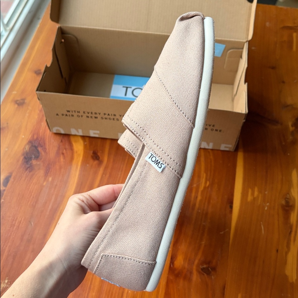 NWT Light Tan Canvas Toms Slip-Ons Women’s size 10 - Picture 3 of 5